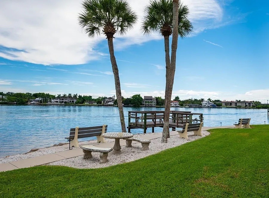 5 min walk to #1 Beach in America! Canal View!