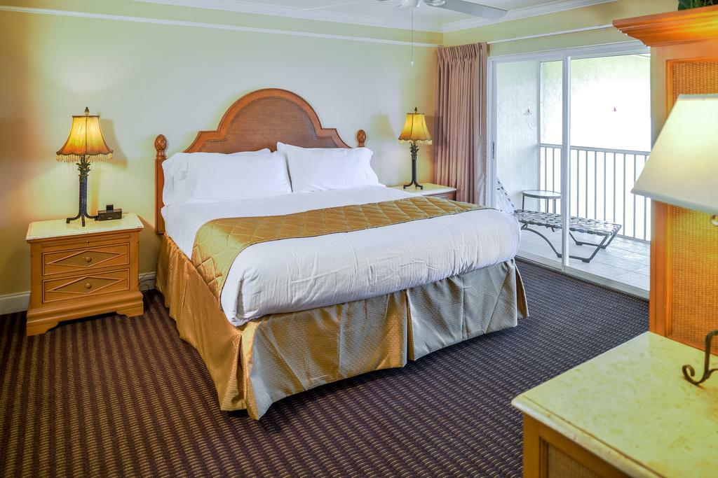 2BR Condo Naples Charter Club on Naples Bay – Old Naples – See 3 Weeks Open 2023