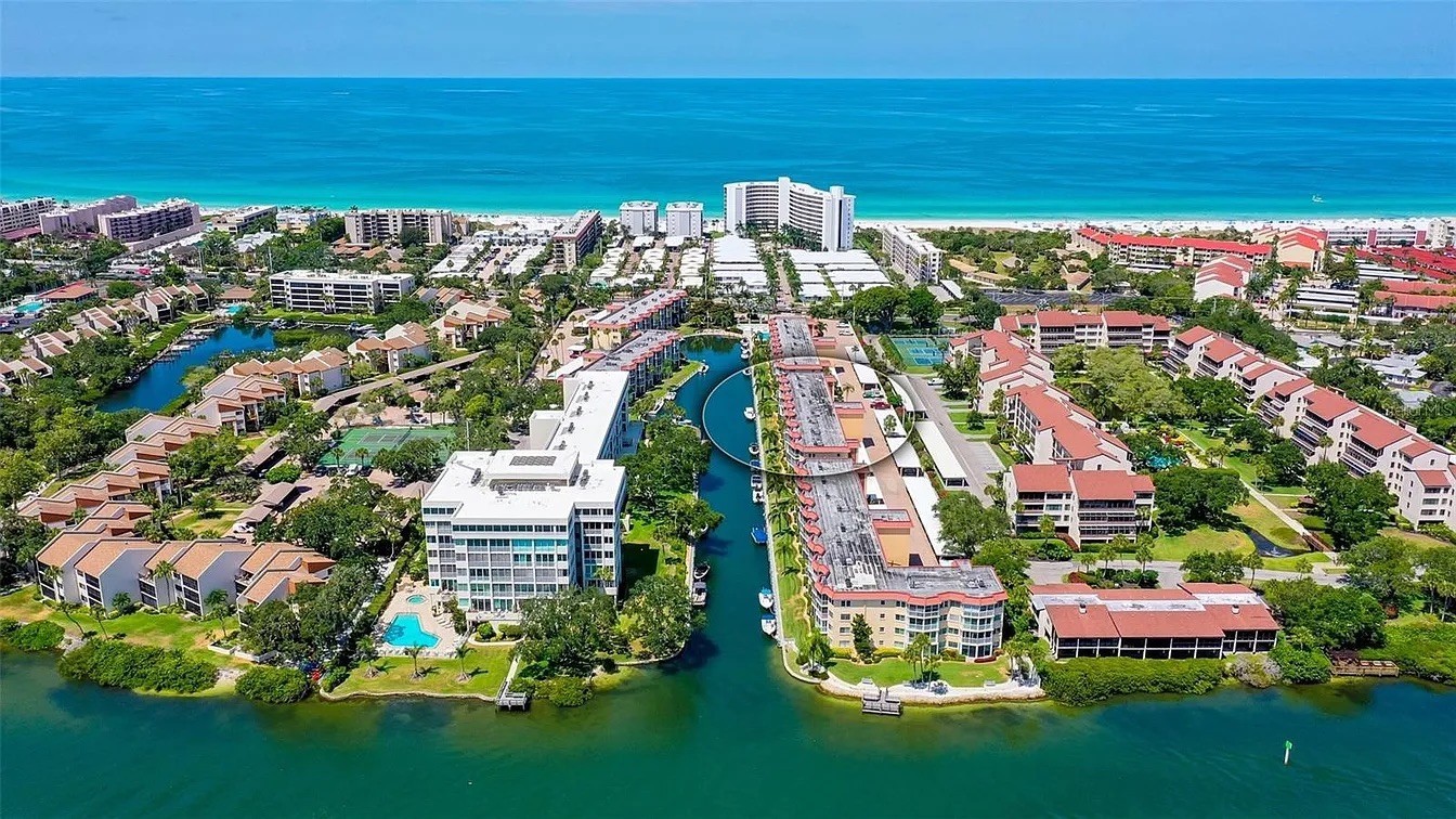 5 min walk to #1 Beach in America! Canal View!