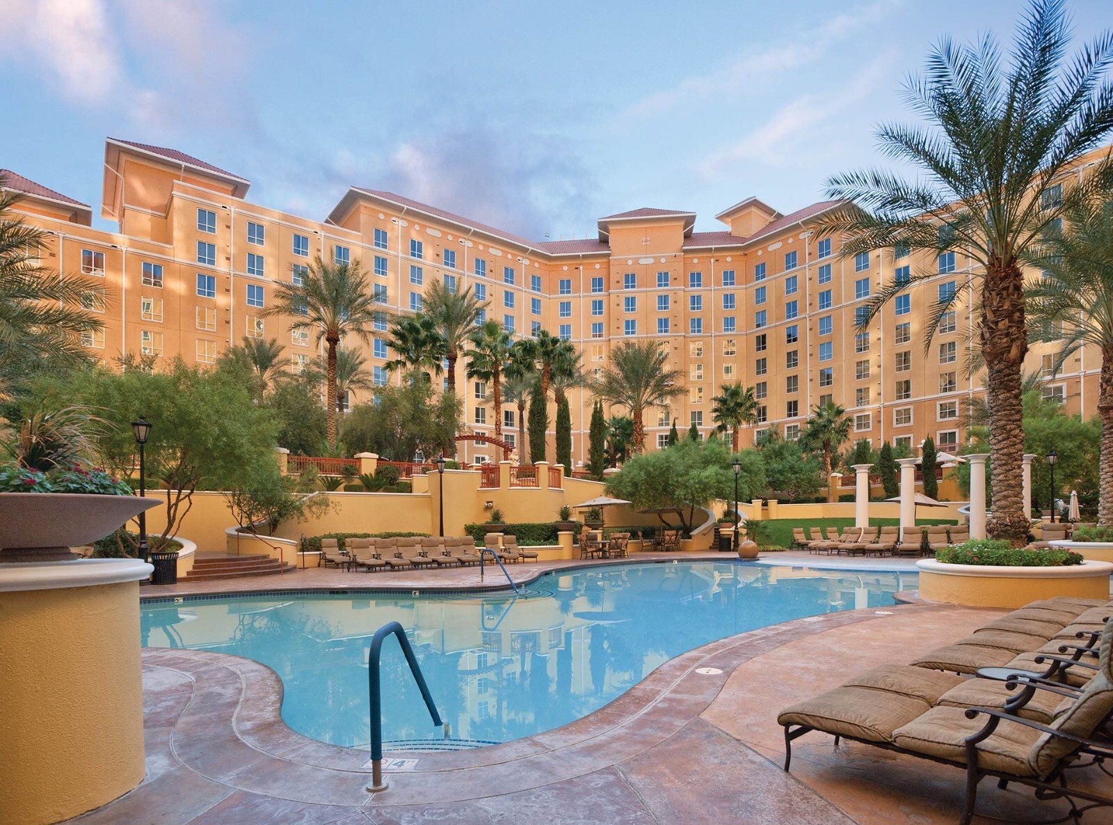 F1 RACE LAS VEGAS WYNDHAM GRAND DESERT TIMESHARE RENTAL – 1 BEDROOM CONDO