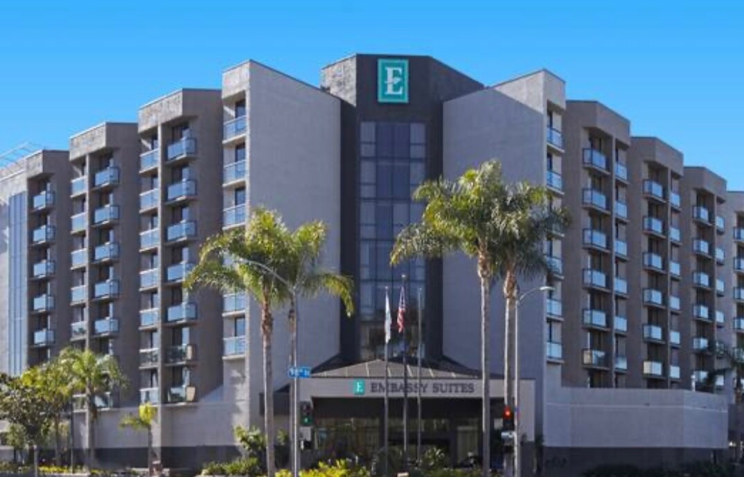 NCAA championship game suite hotel available for 2 nights near airport and SOFI!