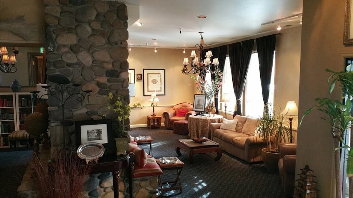 LAKETAHOE !Sleeps 6, living, dining,kitchen between Lake-slopes, near all!6/7-13