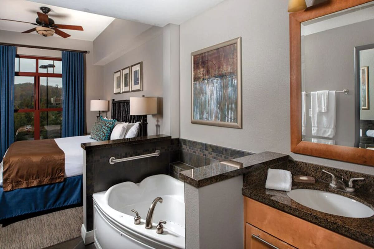 Wyndham Great Smokies Lodge Sevierville TN 2 bdrm Jun 30- July 4- 4 nights June