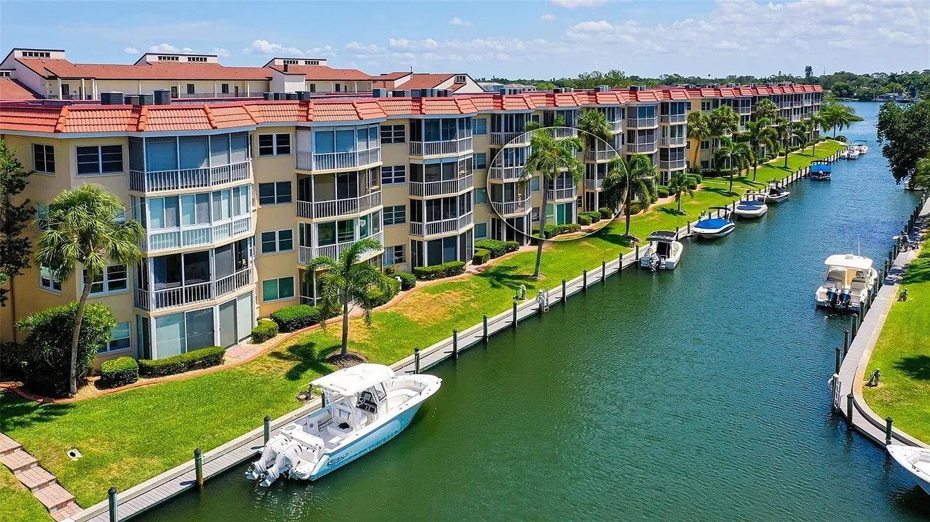 5 min walk to #1 Beach in America! Canal View!