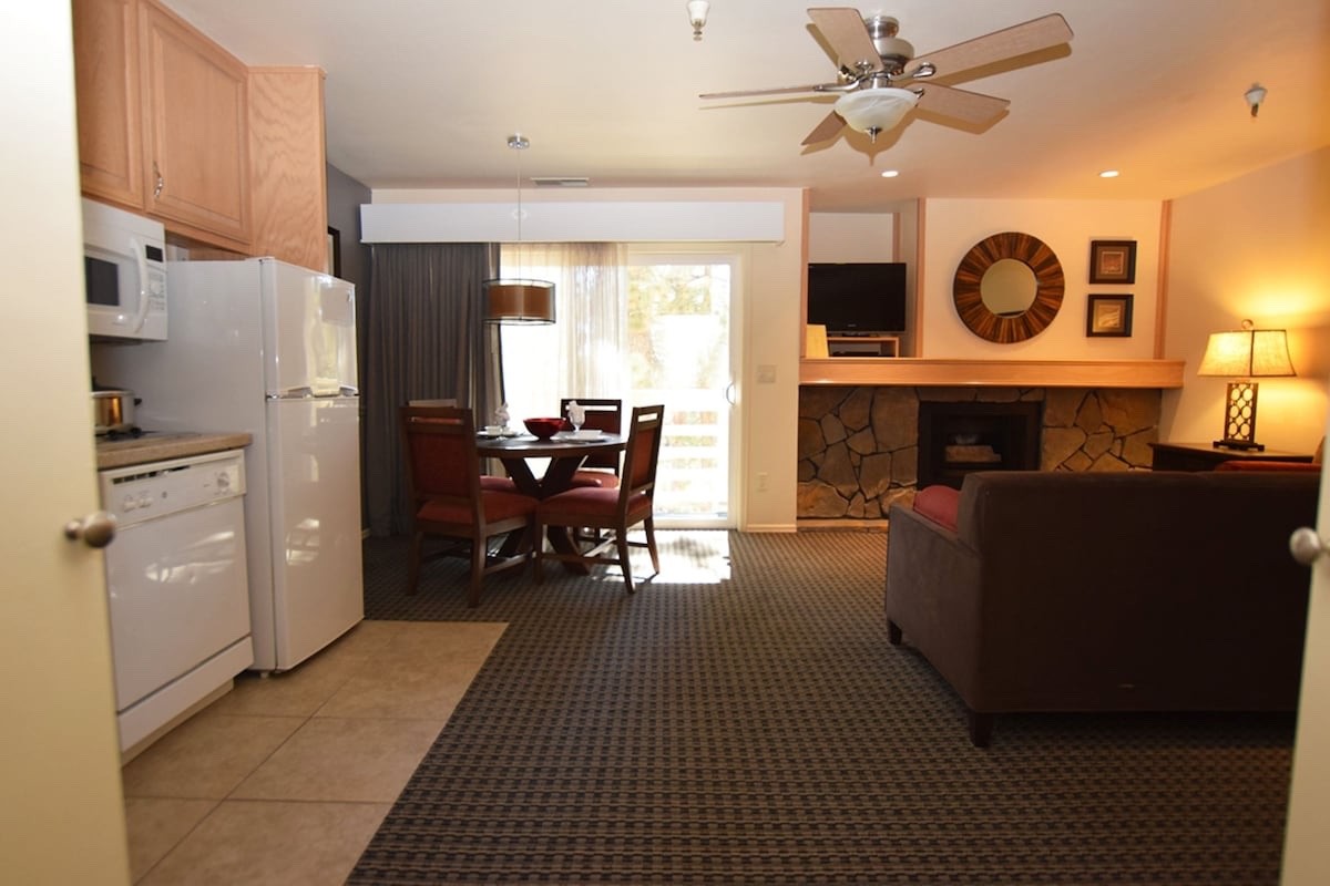 LAKETAHOE !Sleeps 6, living, dining,kitchen between Lake-slopes, near all!6/7-13