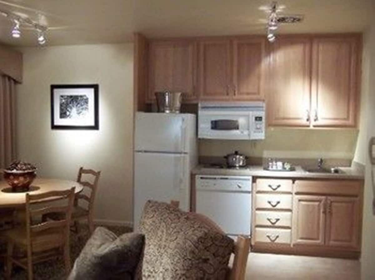 LAKETAHOE !Sleeps 6, living, dining,kitchen between Lake-slopes, near all!6/7-13