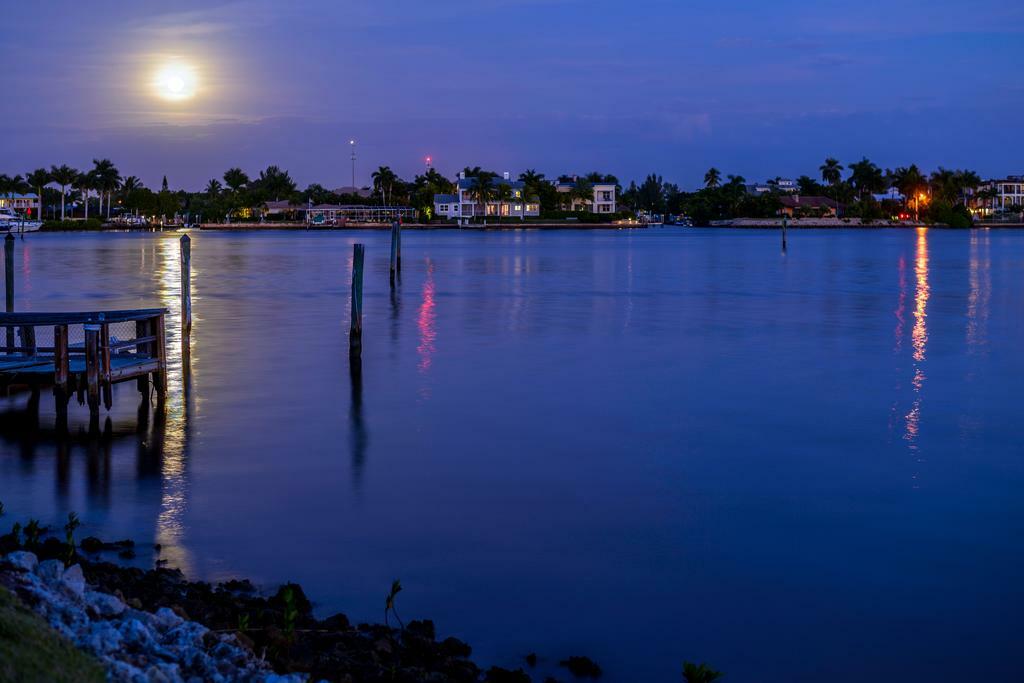 2BR Condo Naples Charter Club on Naples Bay – Old Naples – See 3 Weeks Open 2023
