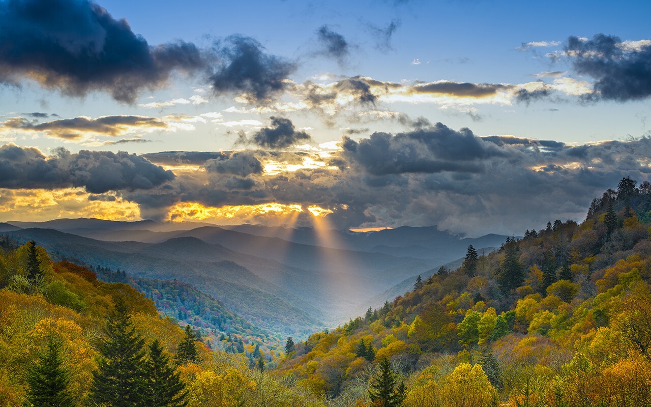GATLINBURG TOWN SQUARE, JULY 3-10, 3 BEDROOM PENTHOUSE SLEEP 8, 4TH OF JULY