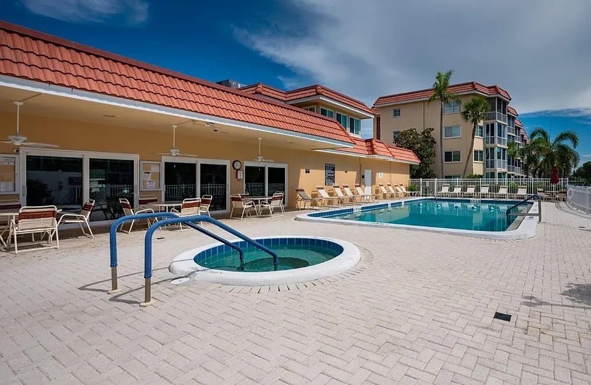 5 min walk to #1 Beach in America! Canal View!