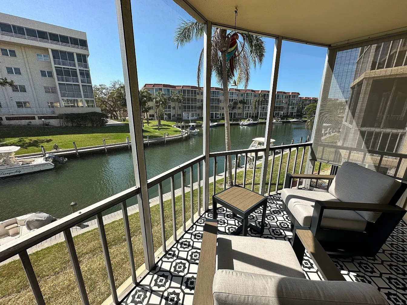 5 min walk to #1 Beach in America! Canal View!