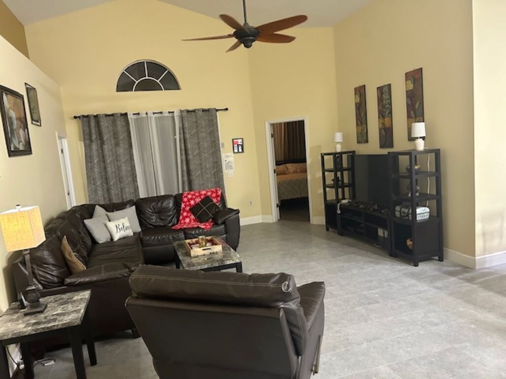 Vacation rentals – Disneyland/ Florida/ Orlando – 4 bedrooms/ 3 bath/ sleeps 12