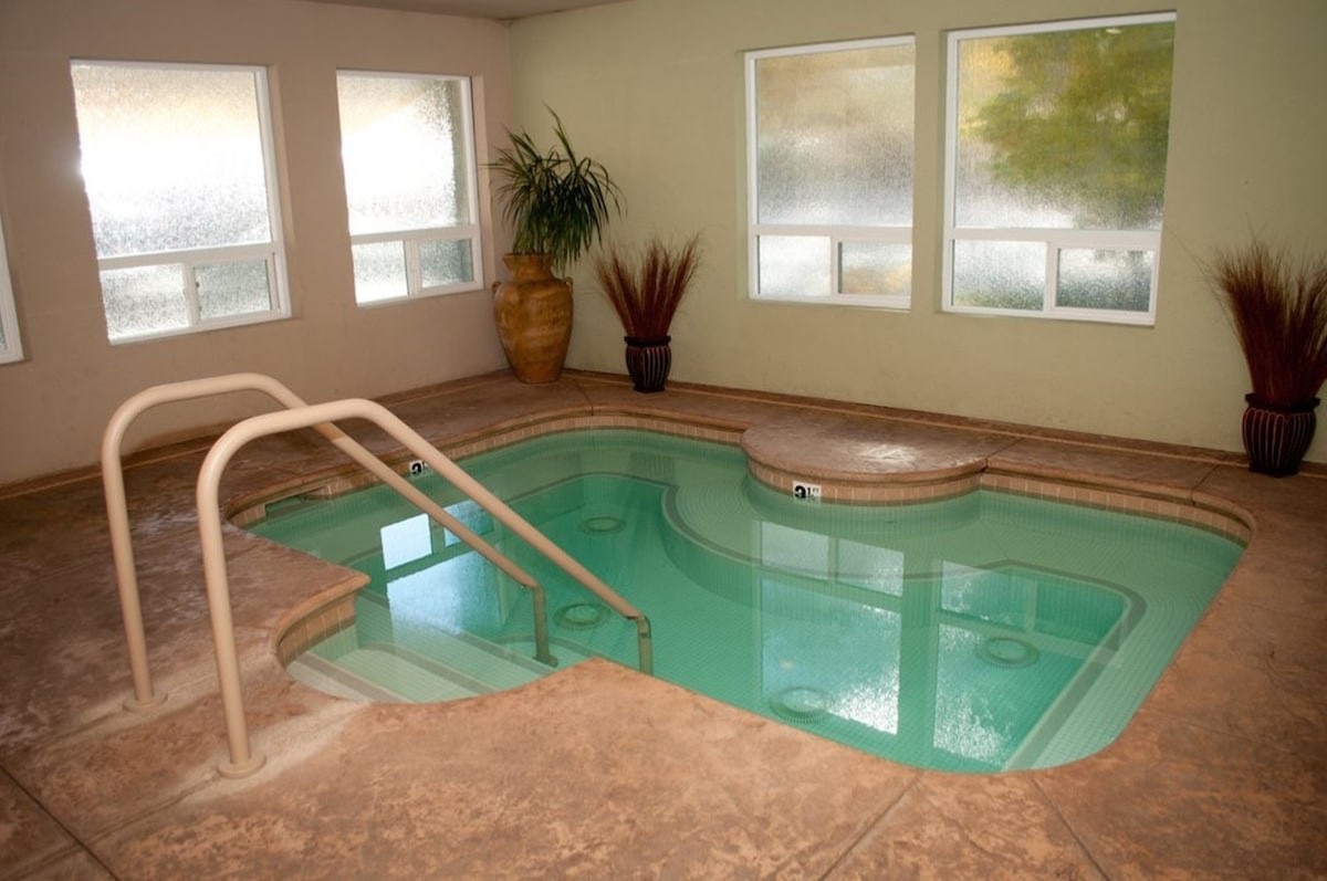 LAKETAHOE !Sleeps 6, living, dining,kitchen between Lake-slopes, near all!6/7-13