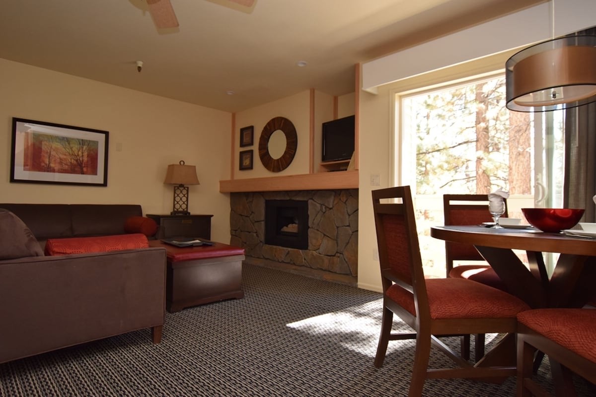 LAKETAHOE !Sleeps 6, living, dining,kitchen between Lake-slopes, near all!6/7-13