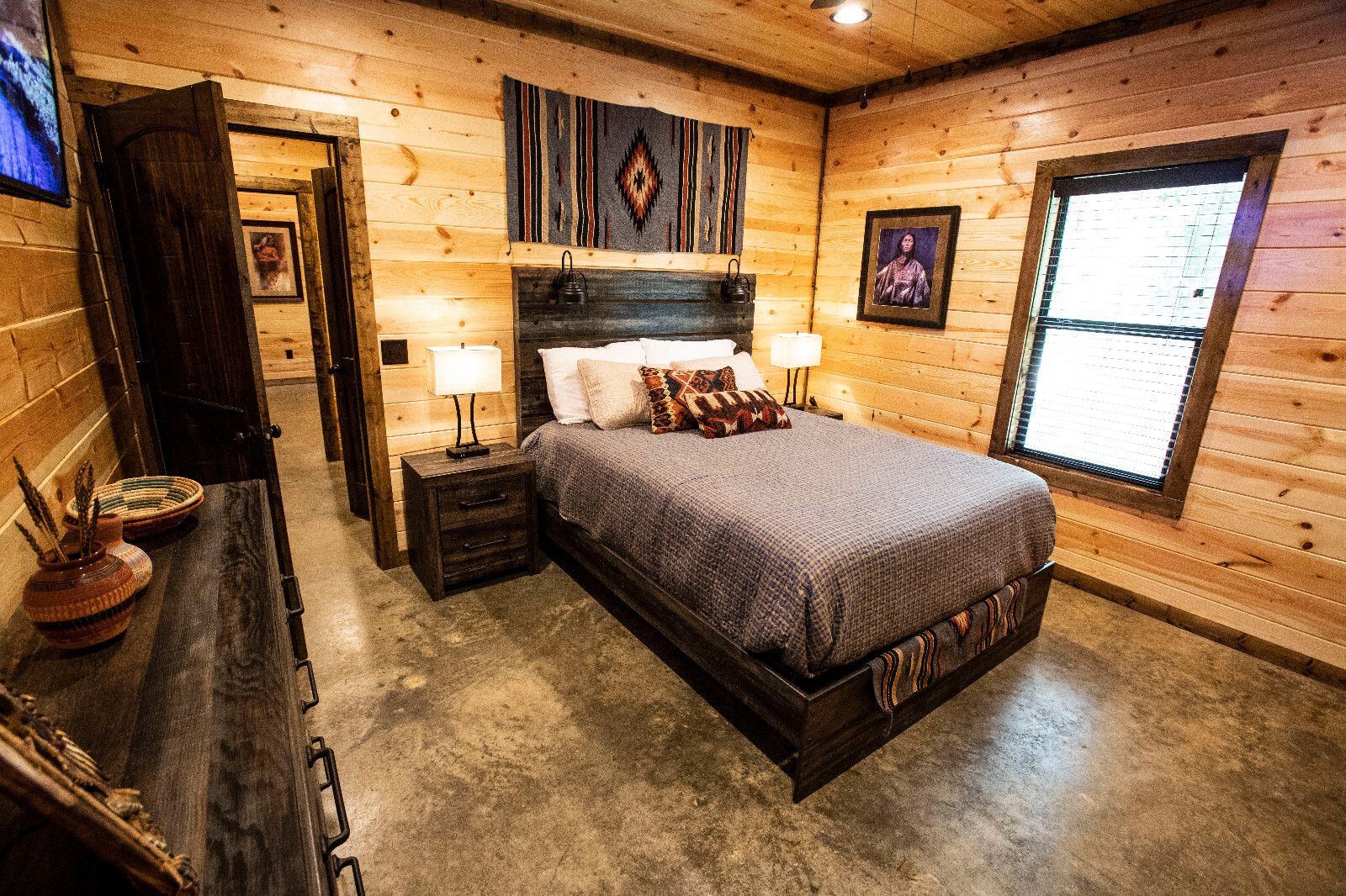 2NIGHT STAY Luxury Cabin Vacation Rental Broken Bow Okla Beavers Bend BLUE EAGLE