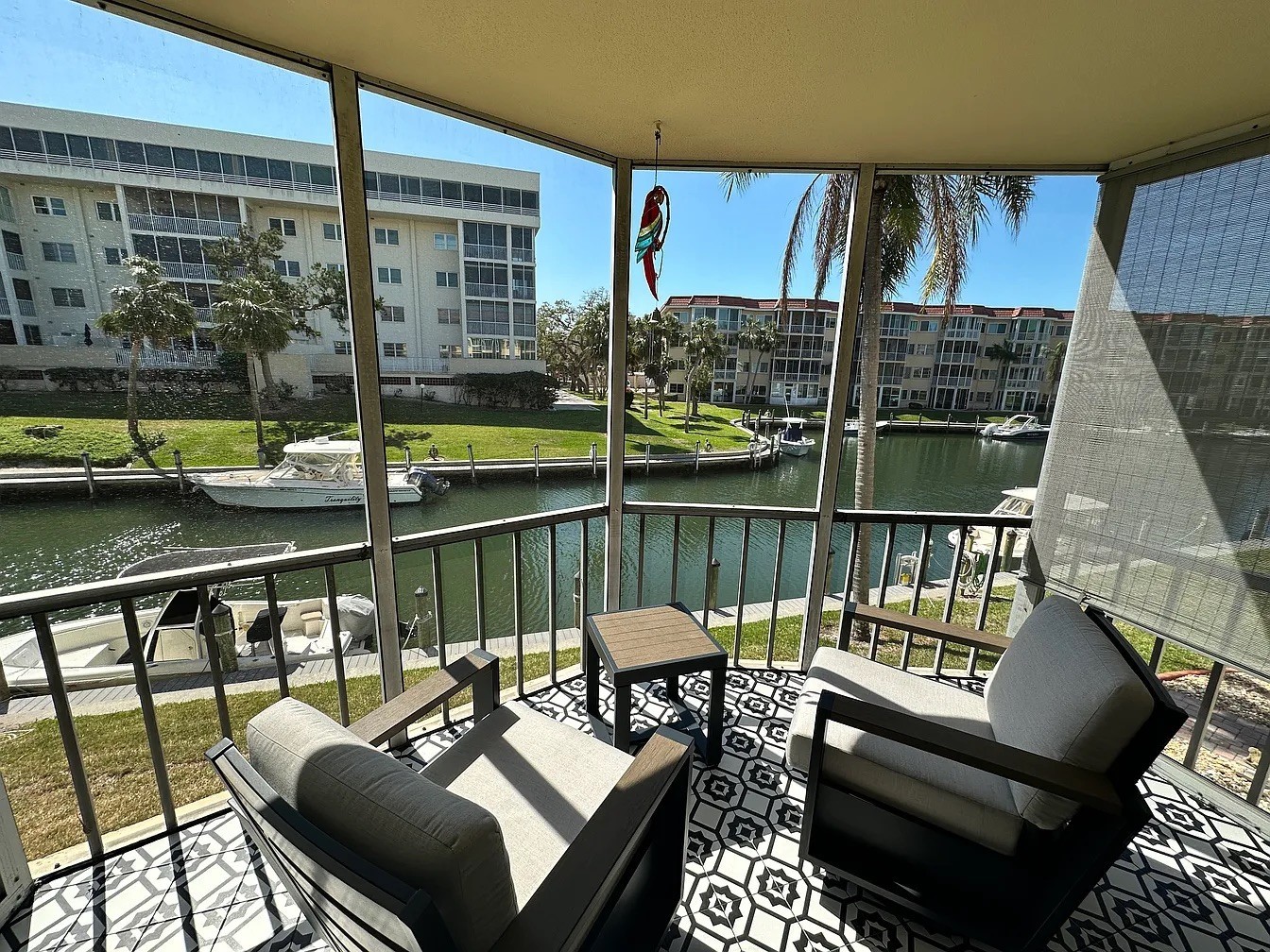 5 min walk to #1 Beach in America! Canal View!