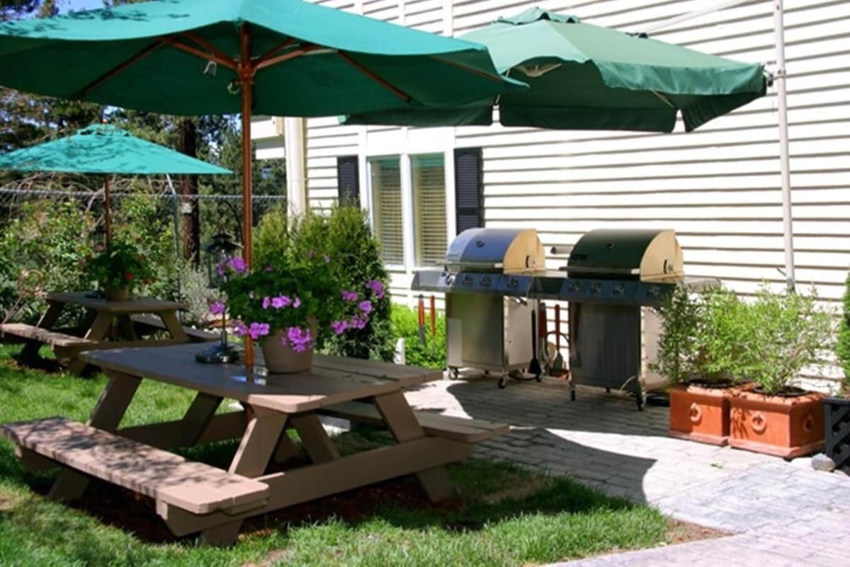 LAKETAHOE !Sleeps 6, living, dining,kitchen between Lake-slopes, near all!6/7-13