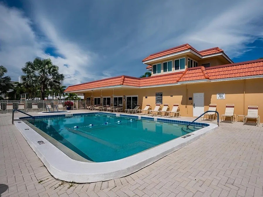 5 min walk to #1 Beach in America! Canal View!
