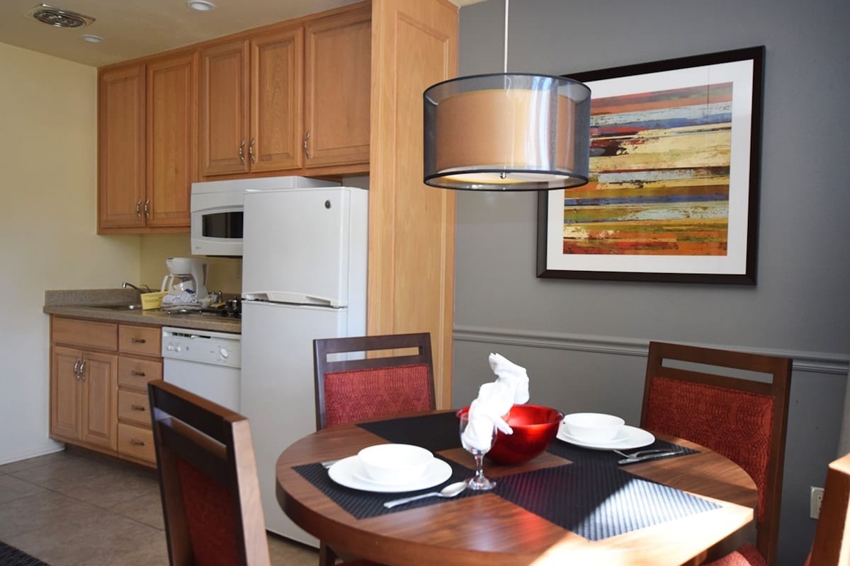 LAKETAHOE !Sleeps 6, living, dining,kitchen between Lake-slopes, near all!6/7-13