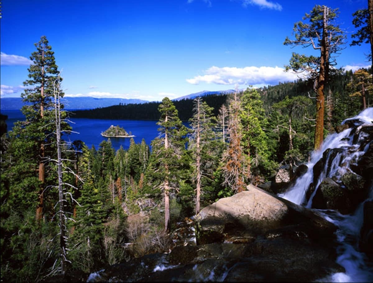 LAKETAHOE !Sleeps 6, living, dining,kitchen between Lake-slopes, near all!6/7-13