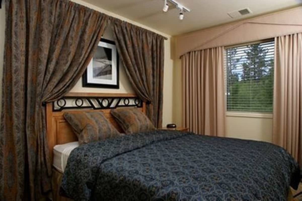 LAKETAHOE !Sleeps 6, living, dining,kitchen between Lake-slopes, near all!6/7-13