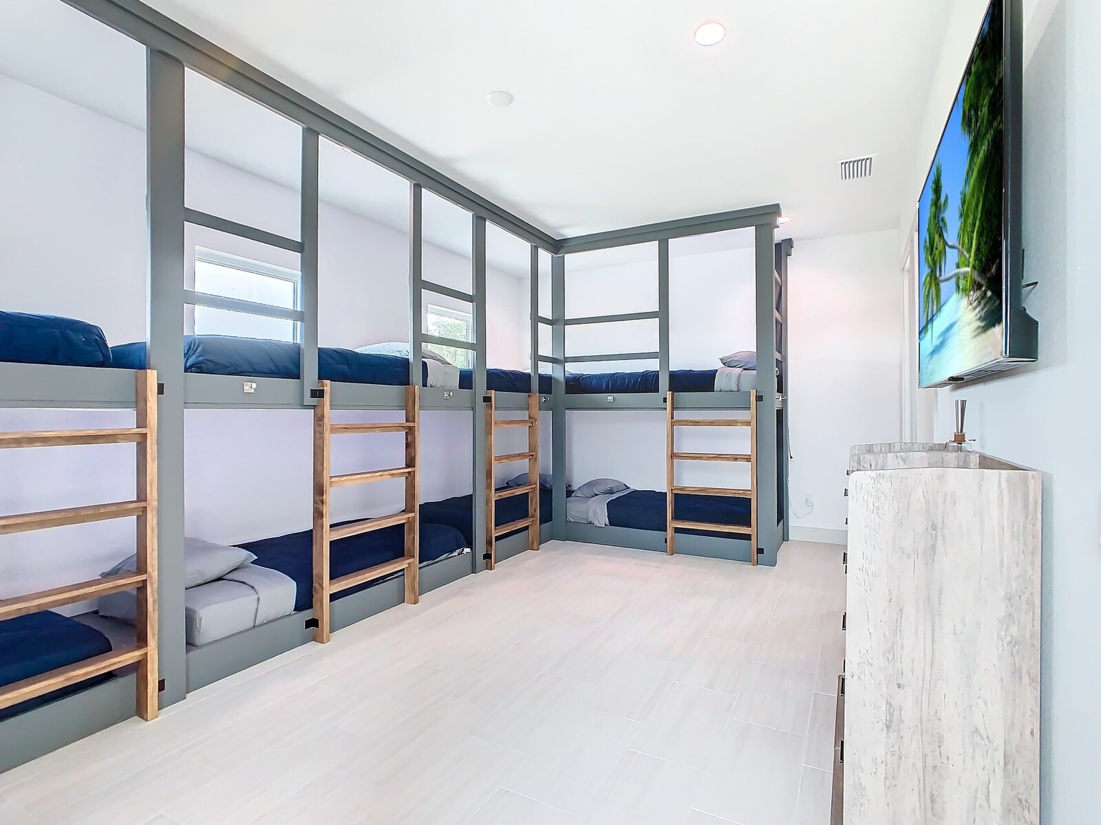 8 bedroom Vacation home close to Disney sleeps 24 various Dates Now- June 2025